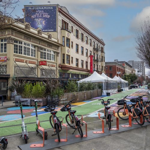 mktg-fr-20220320-downtown-street-bike-lane-bikes-escooters-01_credit-Jon-Kraft